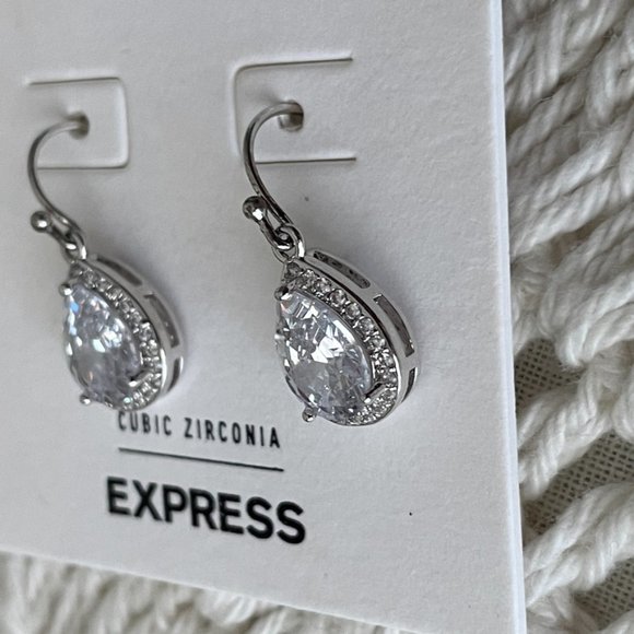 🌺 SOLD 🌺 NWT Silver Faux Diamond Earrings - Picture 6 of 7